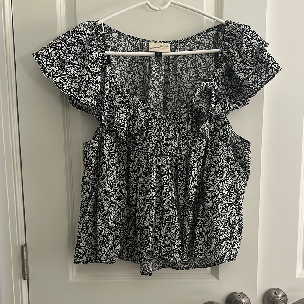 Universal Thread Black and White Floral Ruffled Blouse